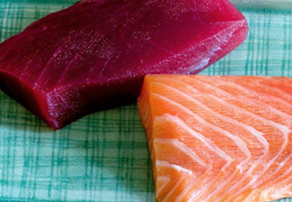 Сырая свежая рыба: филе лосося (саке) и тунца (магуро). Рыба ни в коем случае не должна быть ни разу заморожена! Желательно покупать специально предназначенную для суши в японских магазинах, с пометкой 